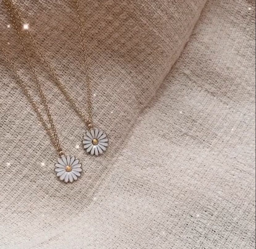 Full Daisy Neckpiece
